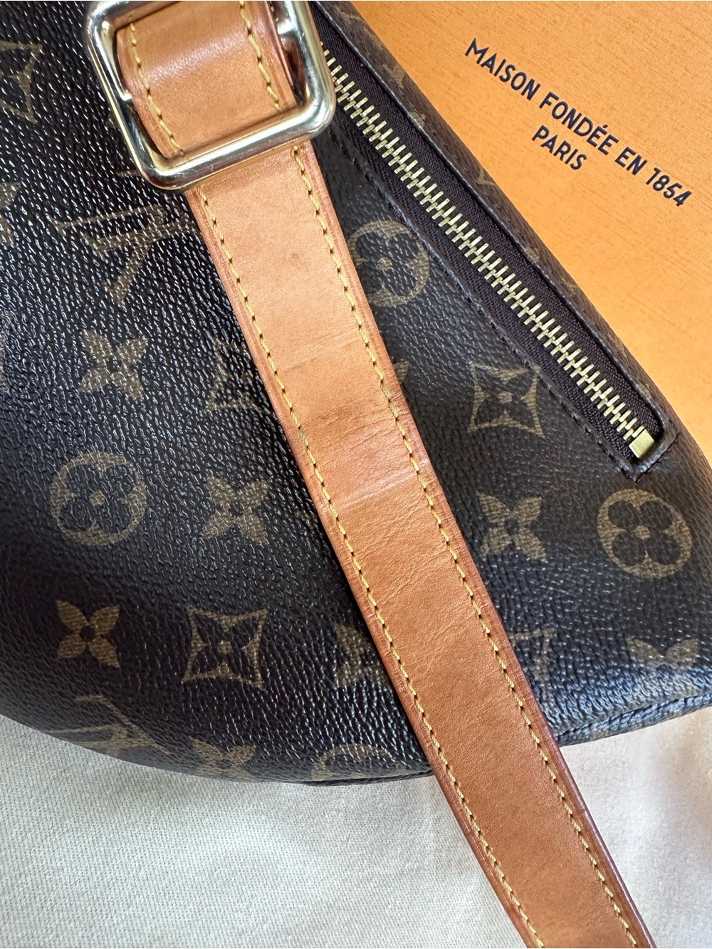 ✨Louis Vuitton Monogram Original Bumbag in Brown and Tan- Great Condition✨ - Picture 6 of 15